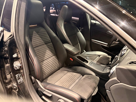 Mercedes-Benz CLA200 11 of 17