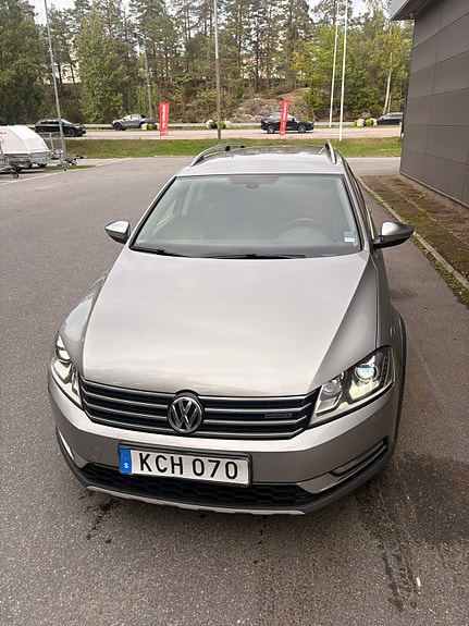 Volkswagen Passat Alltrack 2 of 14