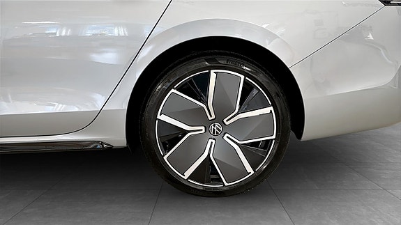 Volkswagen Passat 6 of 12