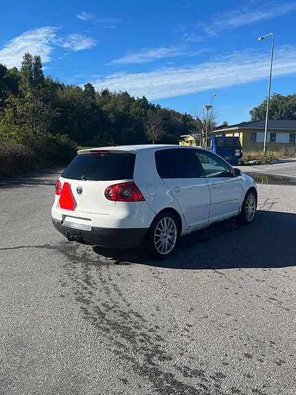 Volkswagen Golf V 2 of 9