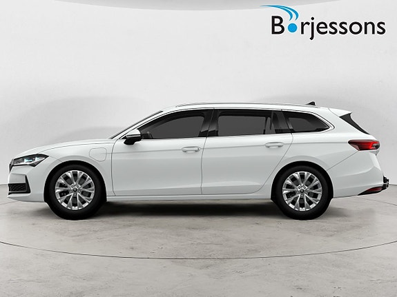 Skoda Superb 2 of 8