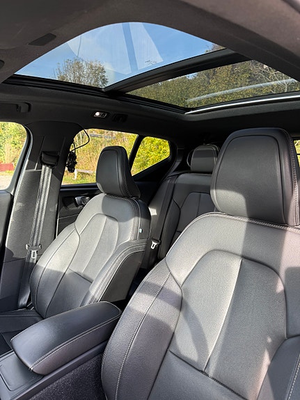 Volvo XC40 4 of 11