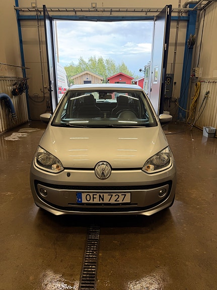Volkswagen UP! 9 of 12