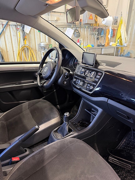 Volkswagen UP! 6 of 12