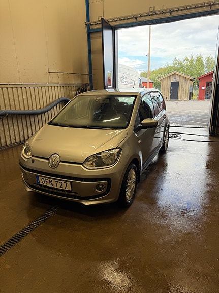 Volkswagen UP! 12 of 12