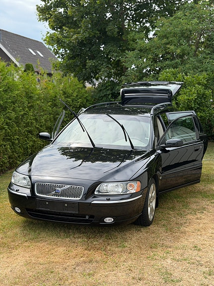 Volvo V70 2 of 6