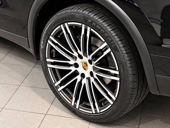 Porsche Cayenne 12 of 26