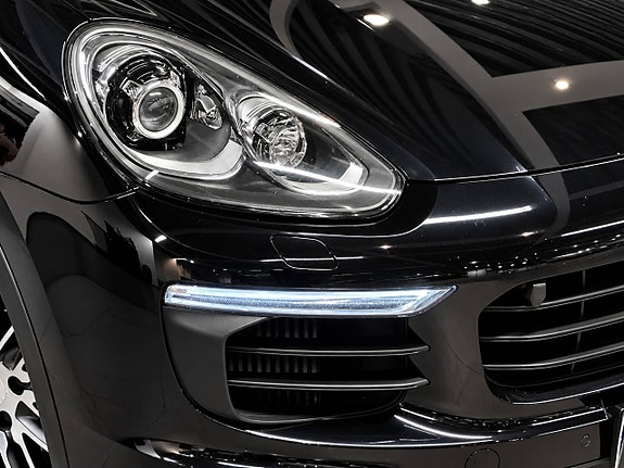 Porsche Cayenne 14 of 26