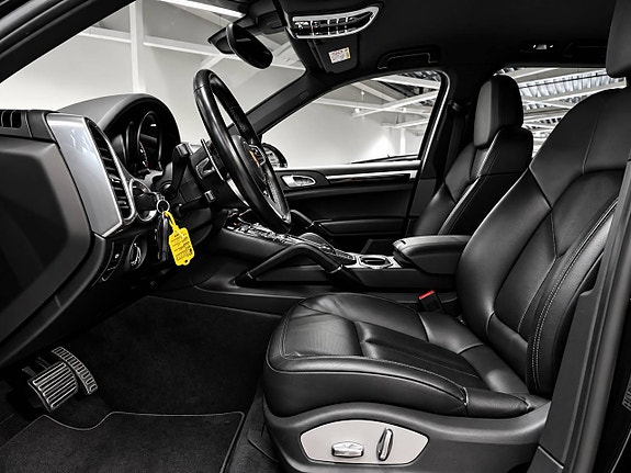 Porsche Cayenne 17 of 26