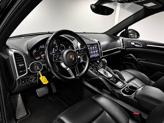 Porsche Cayenne 16 of 26