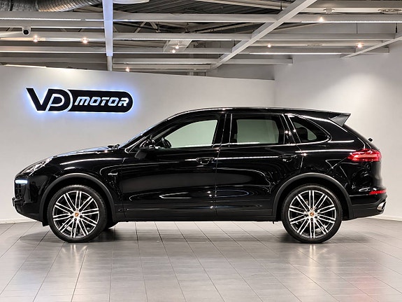 Porsche Cayenne 2 of 26