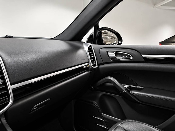 Porsche Cayenne 21 of 26