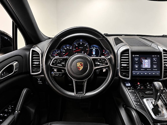 Porsche Cayenne 15 of 26