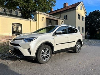 Toyota RAV4 2 of 8