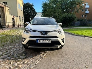 Toyota RAV4 3 of 8