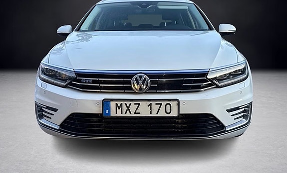 Volkswagen Passat 2 of 12