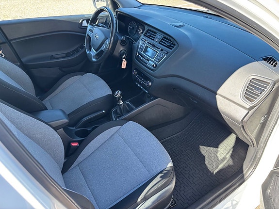 Hyundai i20 10 of 15