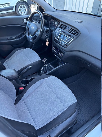 Hyundai i20 8 of 15