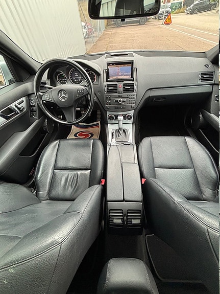 Mercedes-Benz C220 7 of 17