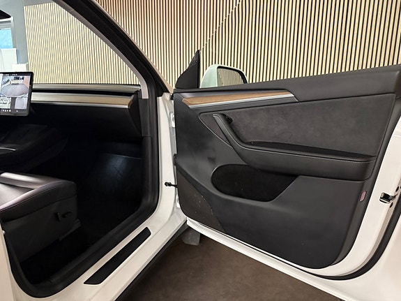 Tesla Model Y 22 of 23