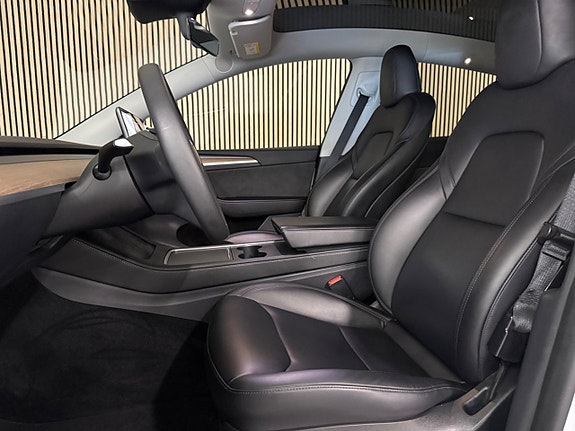 Tesla Model Y 12 of 23
