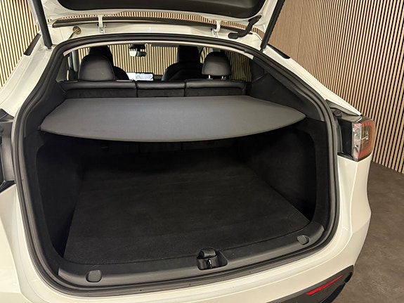 Tesla Model Y 18 of 23