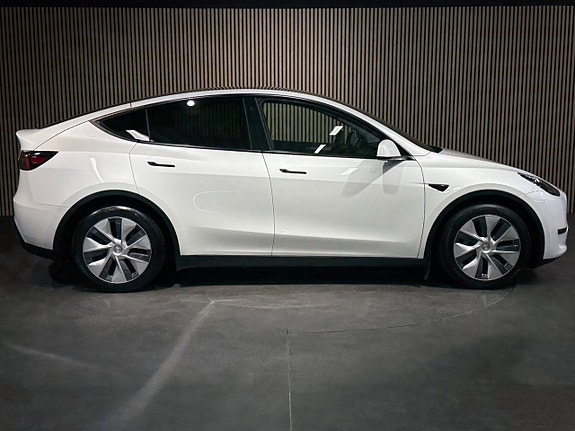Tesla Model Y 3 of 23