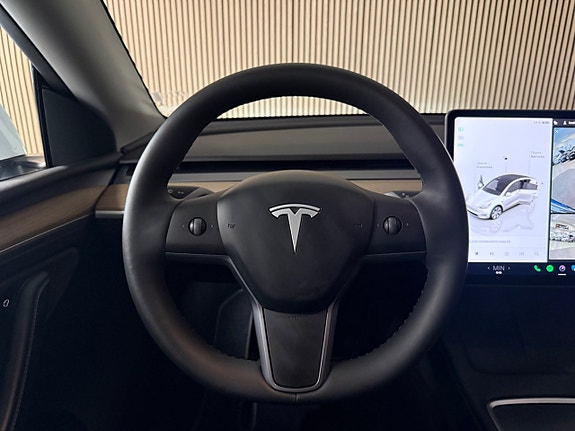Tesla Model Y 16 of 23