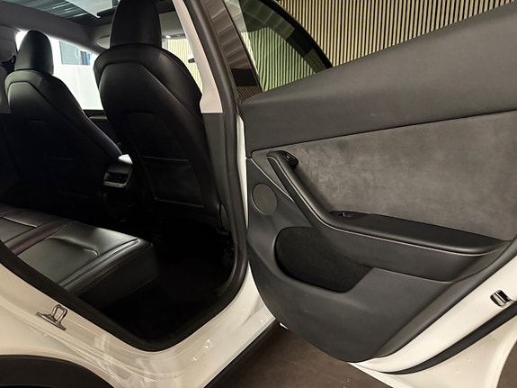 Tesla Model Y 20 of 23