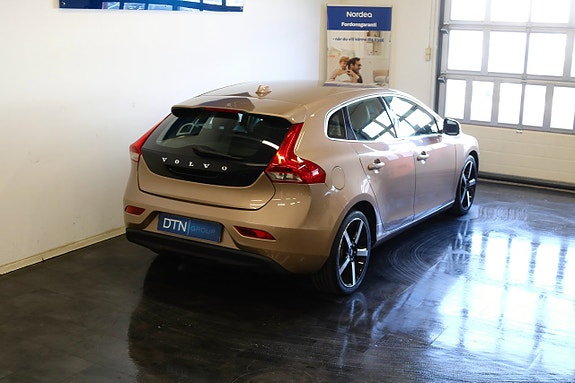Volvo V40 2 of 23