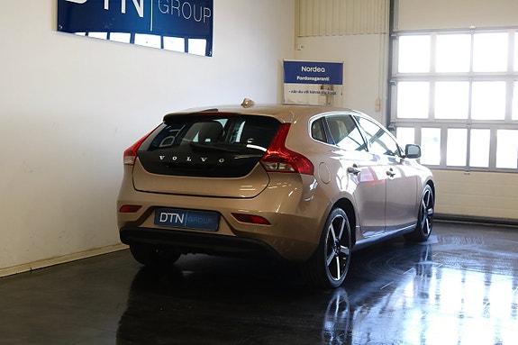 Volvo V40 3 of 23