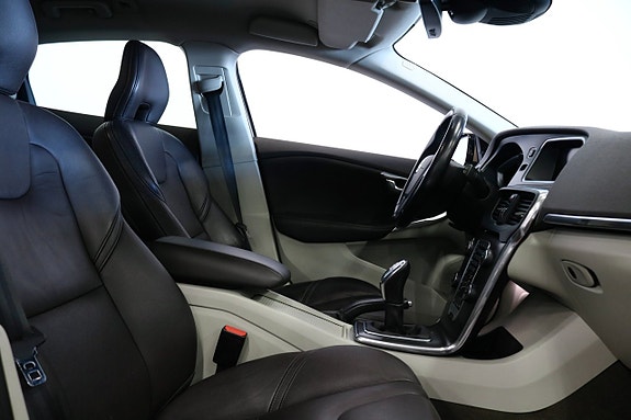 Volvo V40 8 of 23