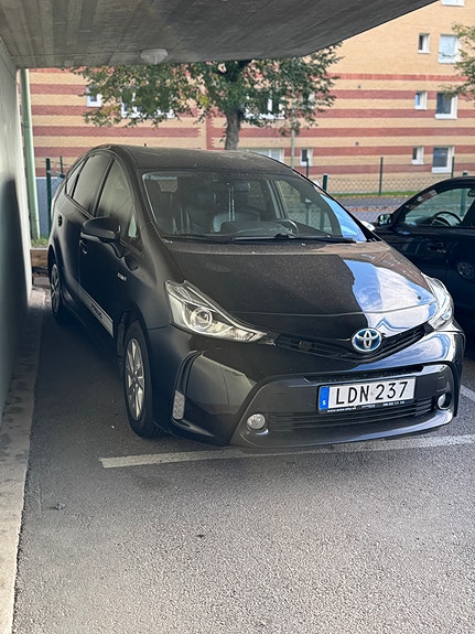Toyota Prius+ 2 of 5