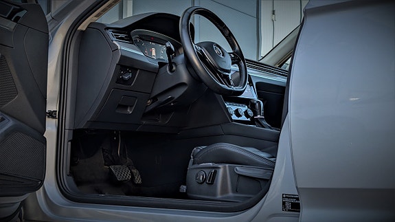 Volkswagen Passat 13 of 30