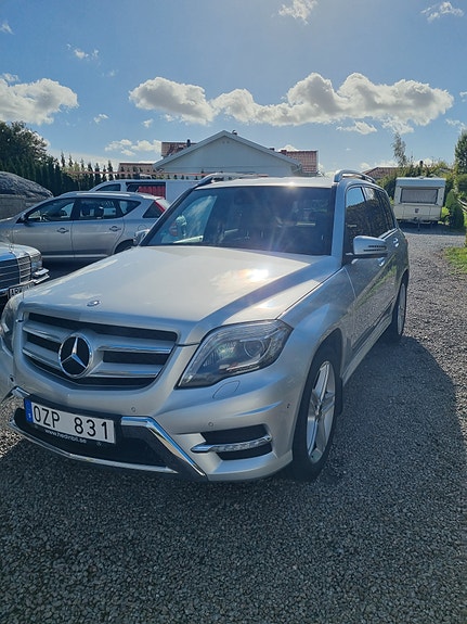 Mercedes-Benz GLK220 2 of 5