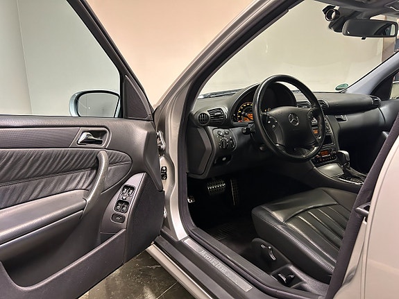 Mercedes-Benz C32 14 of 28