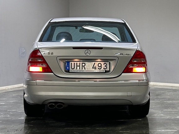 Mercedes-Benz C32 8 of 28
