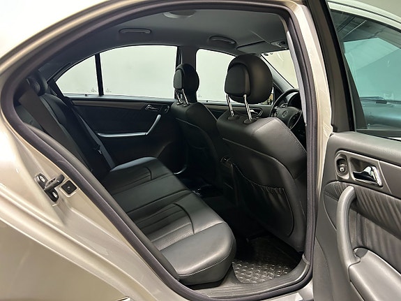 Mercedes-Benz C32 18 of 28