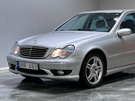Mercedes-Benz C32 4 of 28