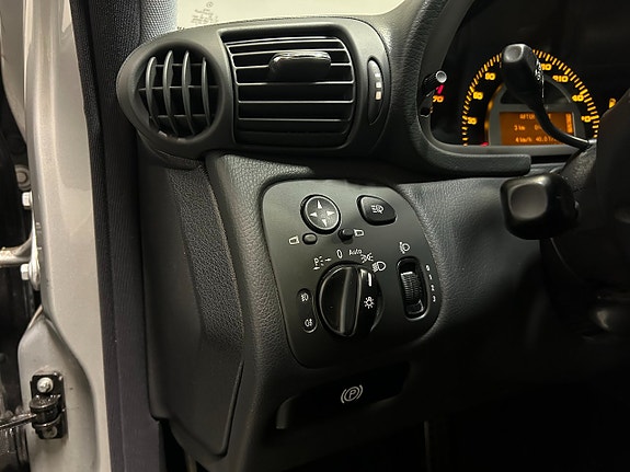 Mercedes-Benz C32 22 of 28