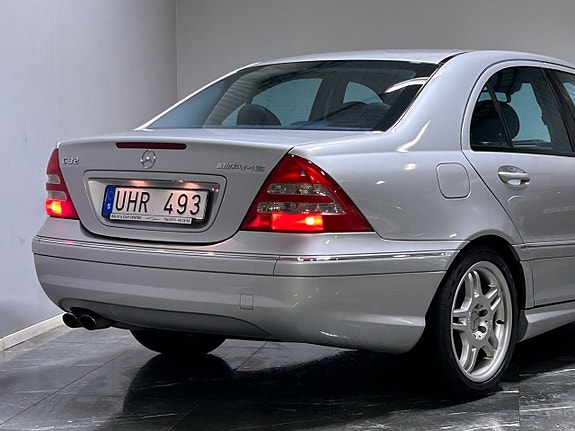 Mercedes-Benz C32 10 of 28