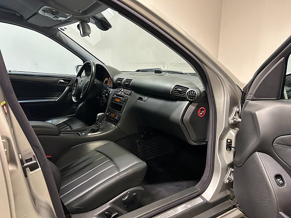 Mercedes-Benz C32 17 of 28
