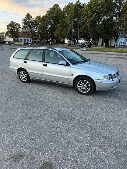 Volvo V40 2 of 6