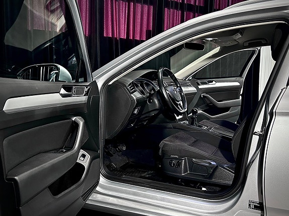 Volkswagen Passat 9 of 26