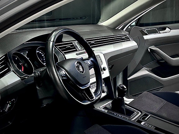 Volkswagen Passat 10 of 26
