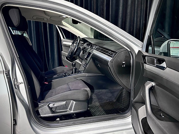 Volkswagen Passat 11 of 26