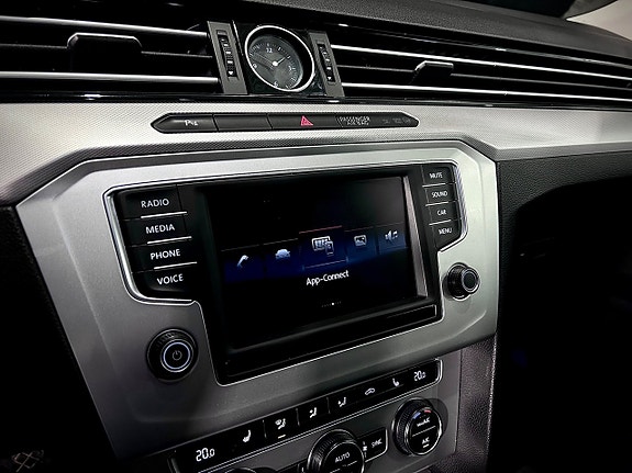 Volkswagen Passat 18 of 26