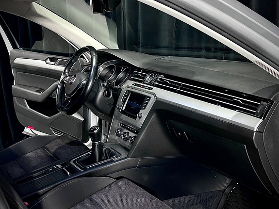 Volkswagen Passat 12 of 26