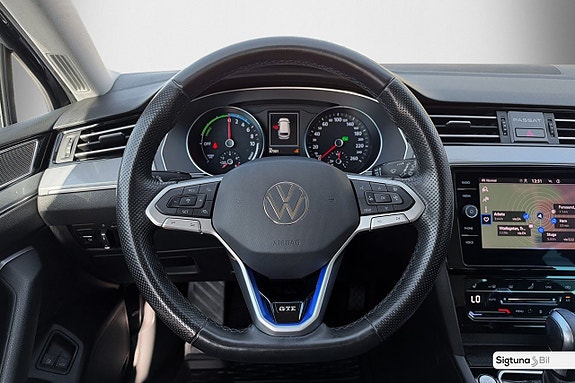 Volkswagen Passat 15 of 25