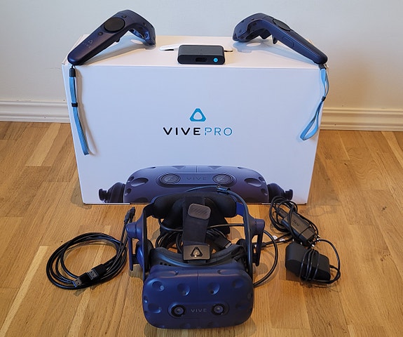 HTC Vive Pro VR-headset med kontroller och basstationer